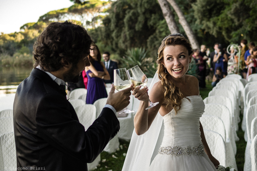 Un brindisi tra gli sposi, fotografo matrimonio ricevimento Villa Orlando, Versilia
