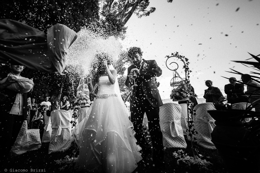 Gli sposi sono festeggiati, fotografo matrimonio ricevimento Villa Orlando, Versilia