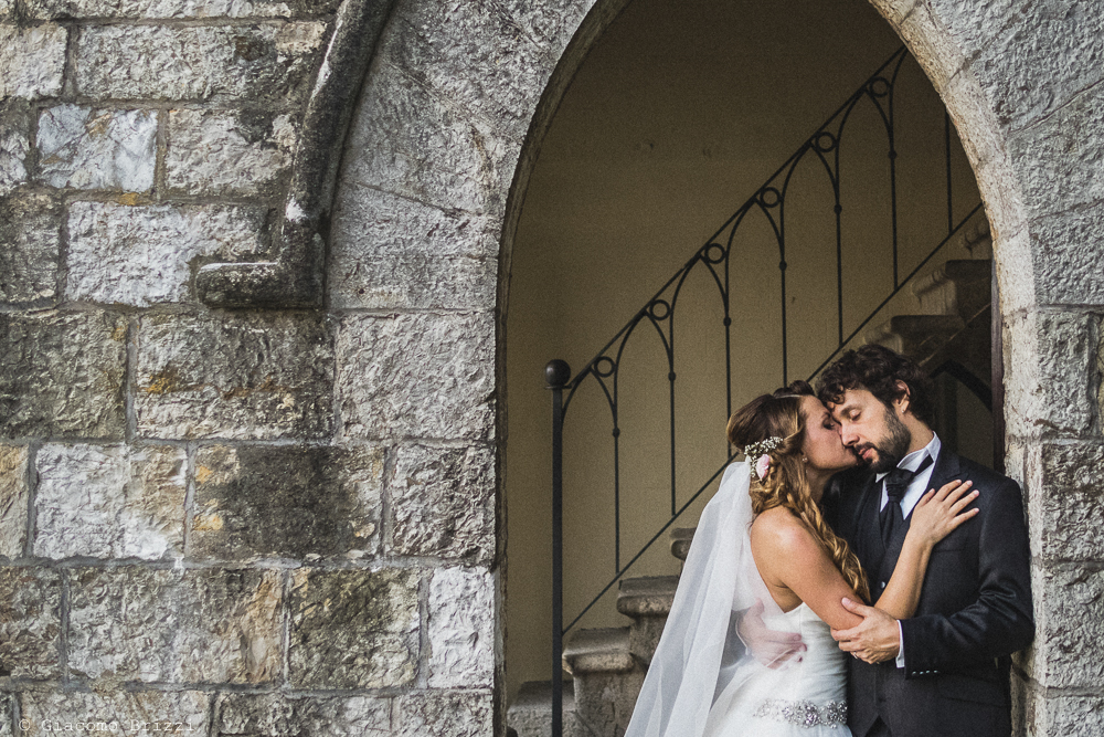 Foto ritratto la sposa bacia lo sposo, fotografo matrimonio ricevimento Villa Orlando, Versilia