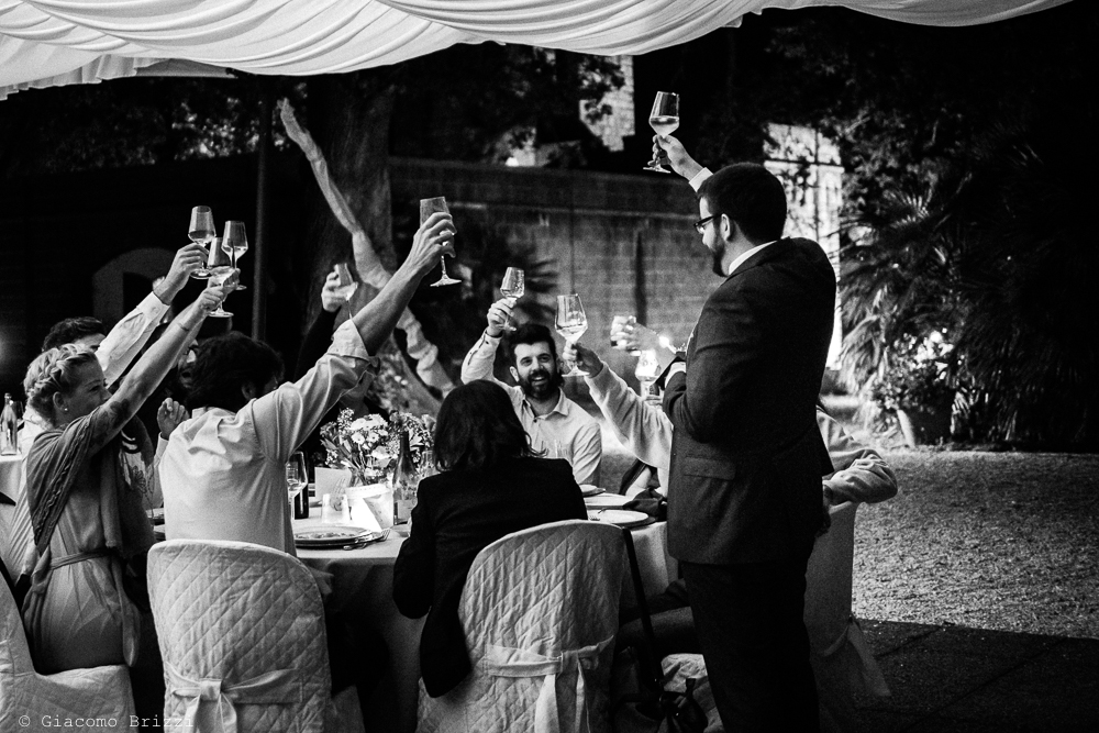 Foto brindisi degli invitati ai due sposi, fotografo matrimonio ricevimento Villa Orlando, Versilia