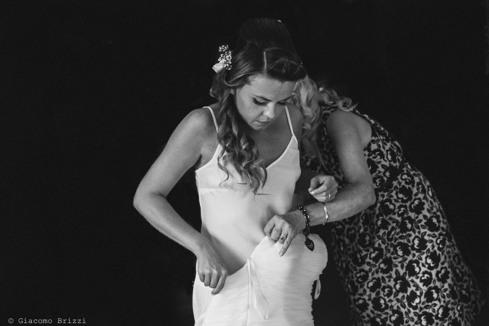 La sposa indossa l'abito, fotografo matrimonio ricevimento Villa Orlando, Versilia