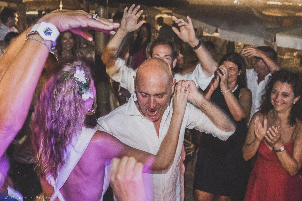 Gli sposi ballano con gli invitati, fotografo al ricevimento del matrimonio di sarzana