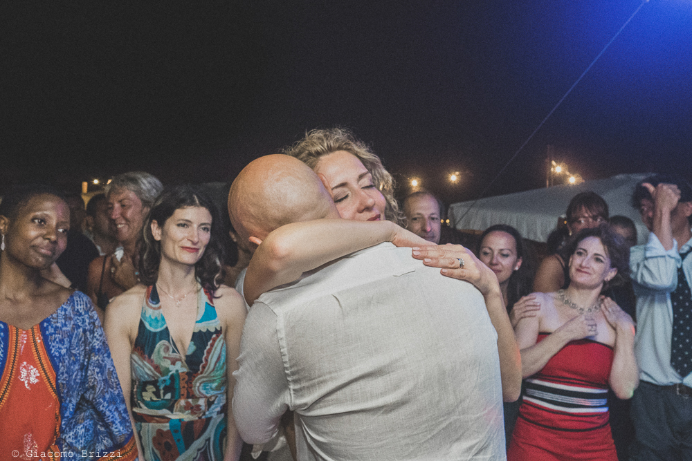 Un abbraccio tra gli sposi, fotografo al ricevimento del matrimonio di sarzana