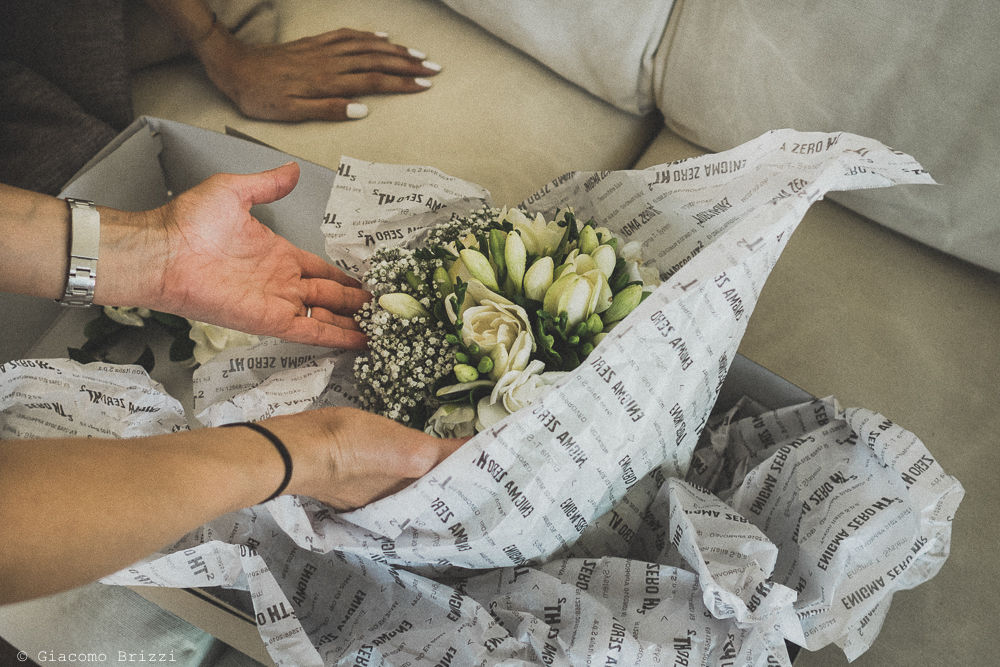 Una foto di dettaglio sul bouquet di fiori, fotografo al matrimonio di sarzana
