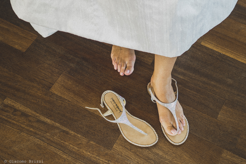 Foto di dettaglio sulle calzature della sposa, fotografo al matrimonio di sarzana
