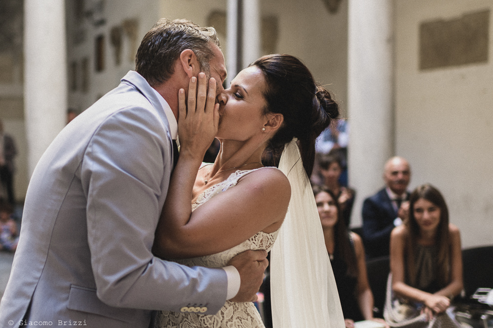 Un bacio tra gli sposi matrimonio sarzana ricevimento fosdinovo
