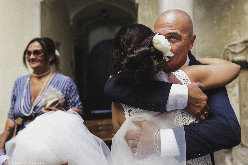 Un abbraccio alla sposa matrimonio sarzana ricevimento fosdinovo