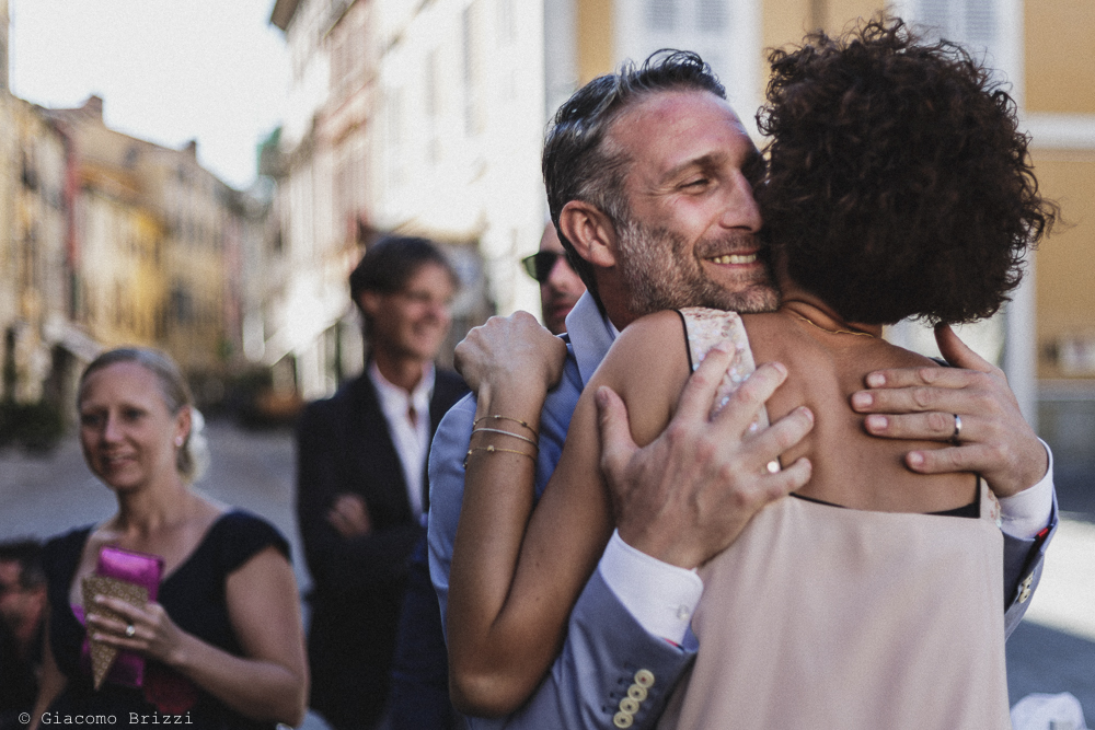 Un abbraccio tra gli sposi matrimonio sarzana ricevimento fosdinovo