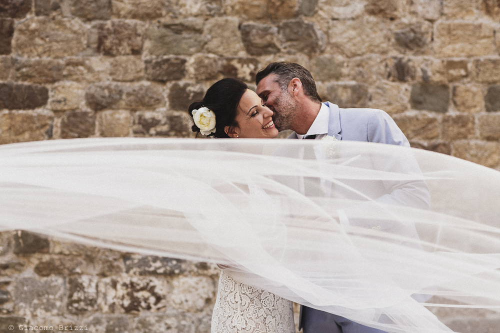 Lo sposo bacia la sposa matrimonio sarzana ricevimento fosdinovo