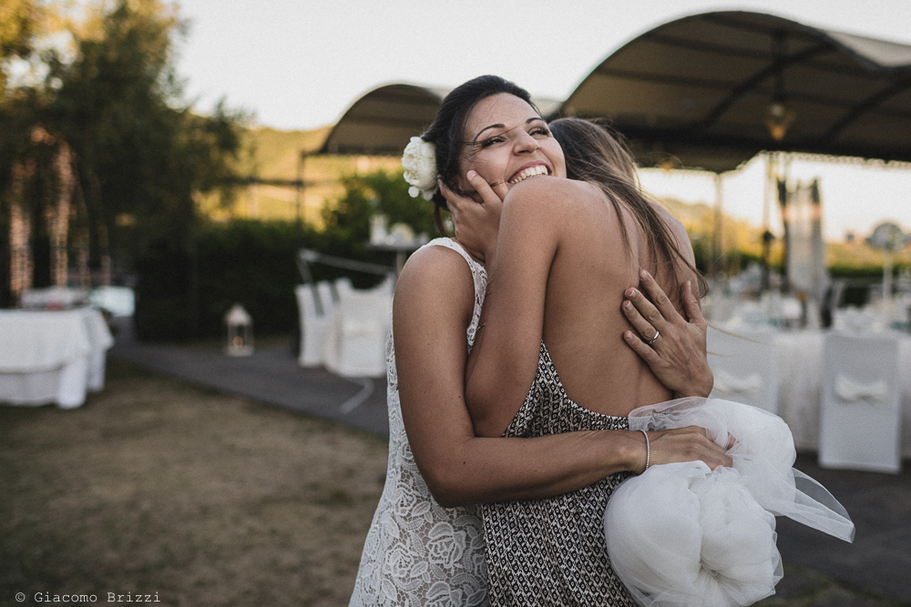 Un abbraccio alla sposa cerimonia matrimonio sarzana ricevimento fosdinovo
