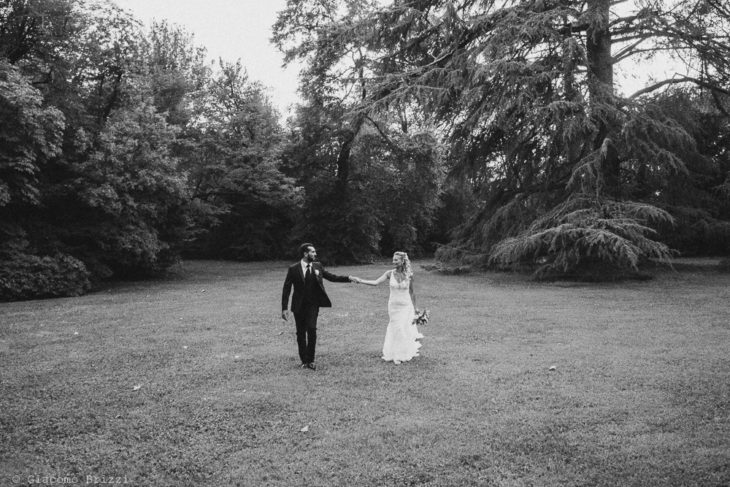 I due sposi mano nella mano nel giardino della villa, fotografo ricevimento villa grabau, lucca