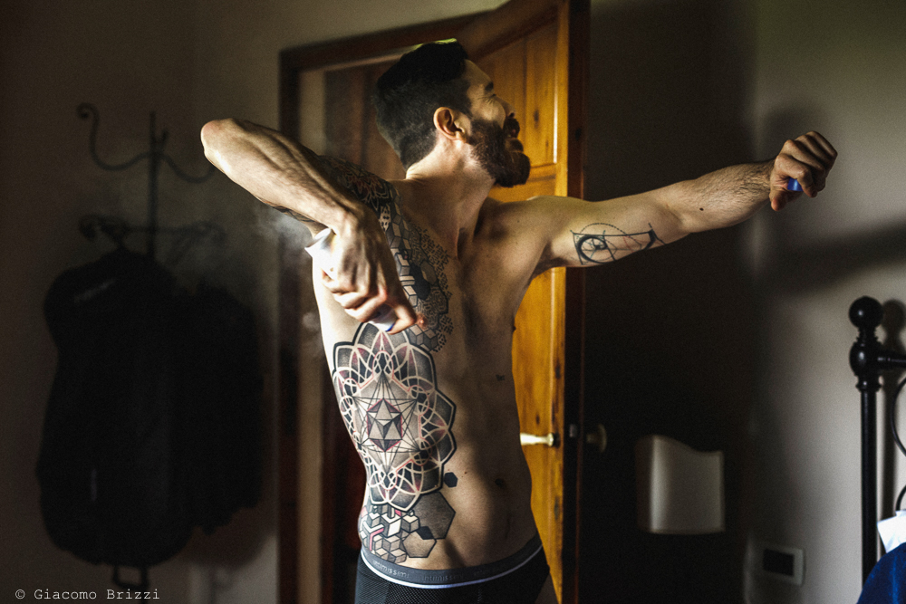 Lo sposo a dorso nudo con tatuaggi, matrimonio San Giuliano Terme, Pisa. Giacomo Brizzi Fotografo