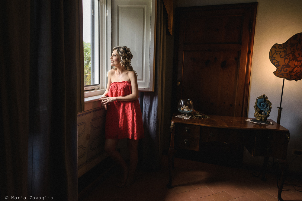 La sposa affacciata alla finestra, matrimonio San Giuliano Terme, Pisa. Giacomo Brizzi Fotografo