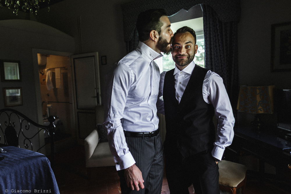 Due uomini in piedi, matrimonio San Giuliano Terme, Pisa. Giacomo Brizzi Fotografo
