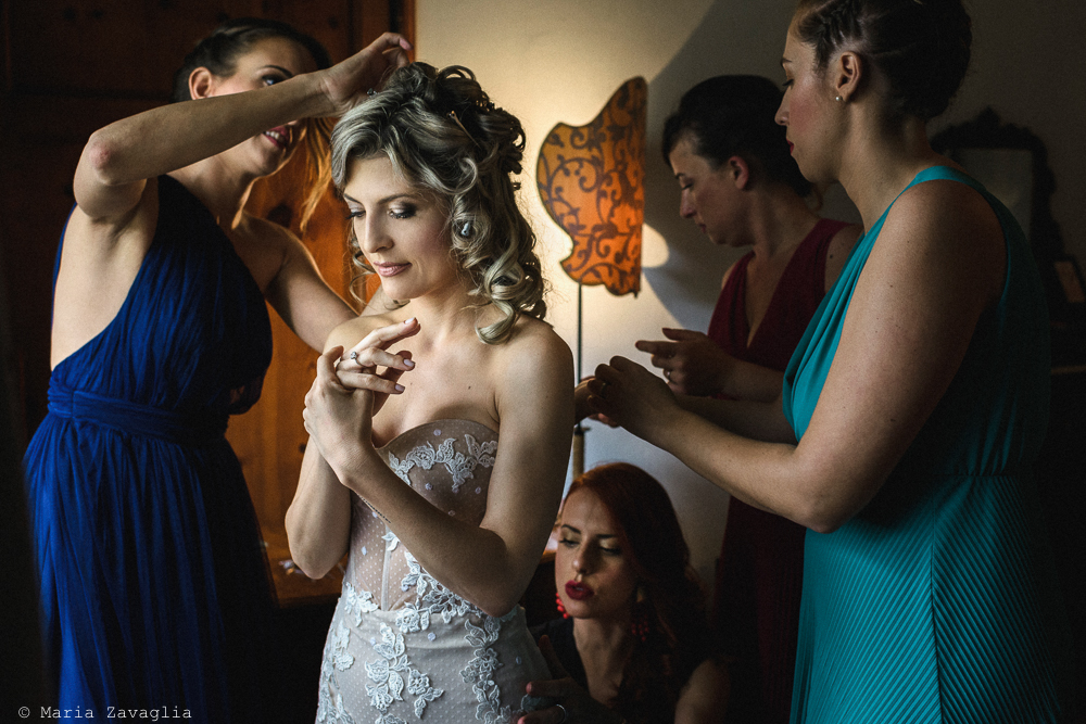 Ultimi ritocchi ai capelli della sposa, matrimonio San Giuliano Terme, Pisa. Giacomo Brizzi Fotografo