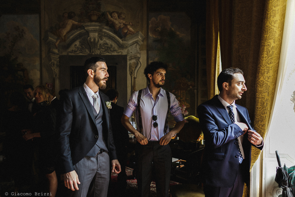 Tre uomini in piedi, preparativi matrimonio San Giuliano Terme, Pisa. Giacomo Brizzi Fotografo