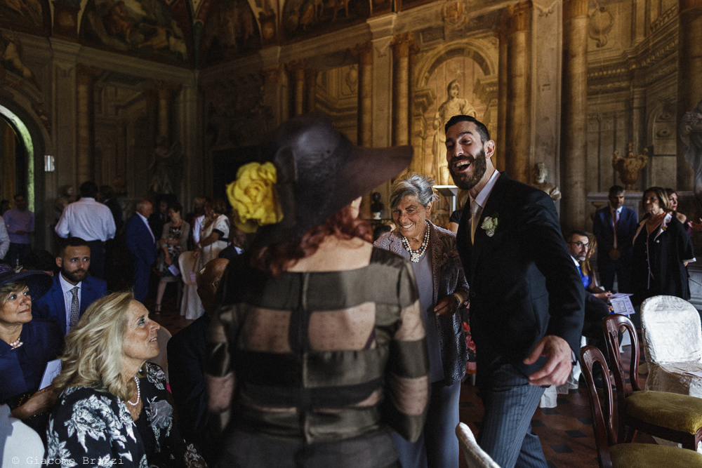 Lo sposo attende la sposa insieme agli invitati, matrimonio San Giuliano Terme, Pisa. Giacomo Brizzi Fotografo