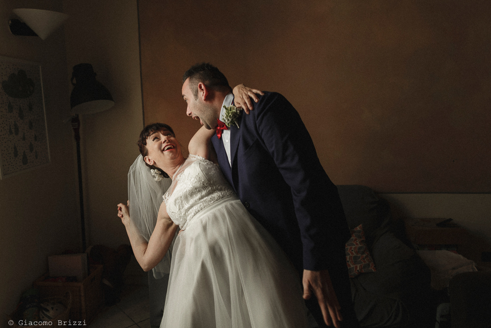 Una foto divertente ai due sposi, matrimonio Massa Carrara Toscana