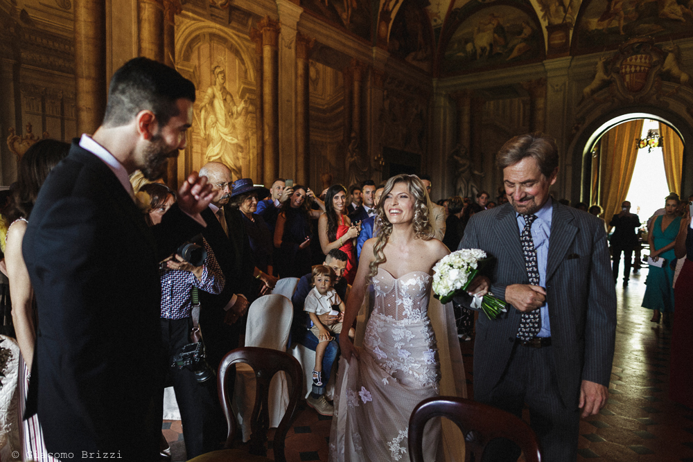 La sposa raggiunge lo sposo per la cerimonia, matrimonio San Giuliano Terme, Pisa. Giacomo Brizzi Fotografo