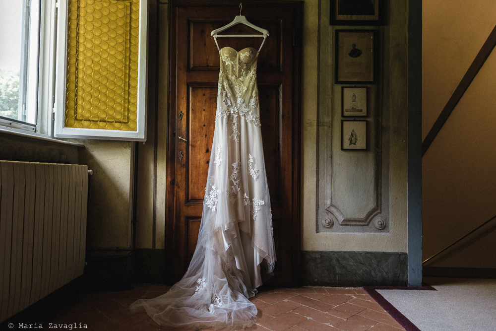 Abito della sposa appeso, matrimonio San Giuliano Terme, Pisa. Giacomo Brizzi Fotografo