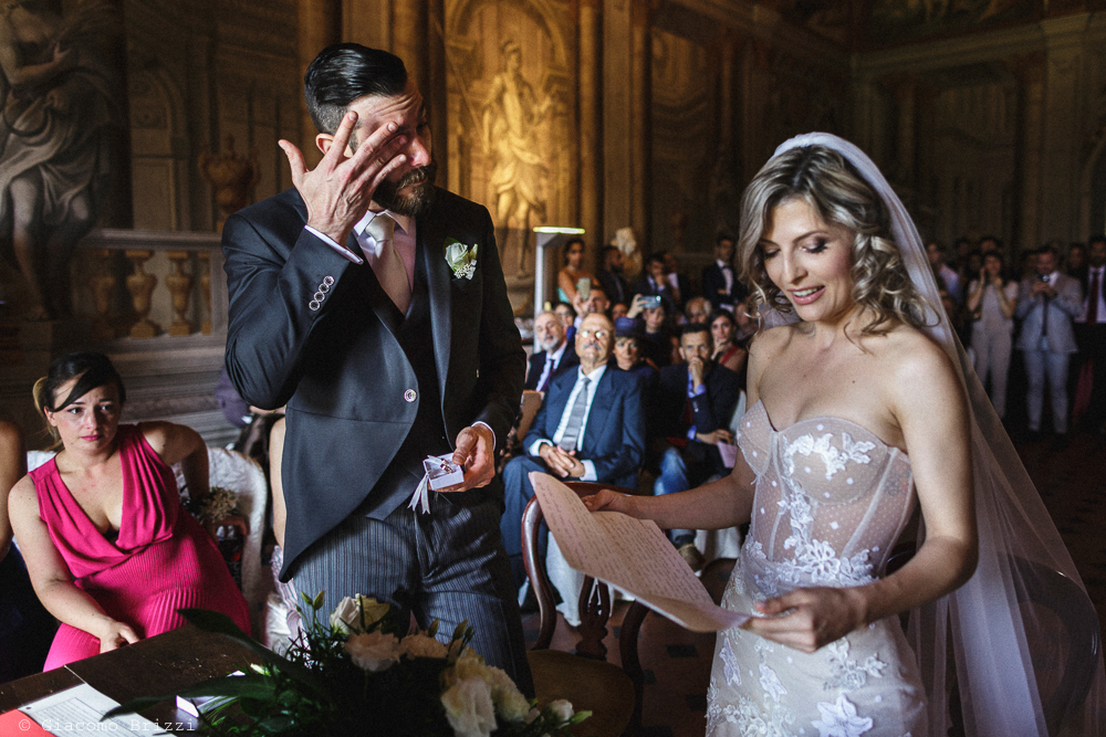 Gli sposi leggono in piedi, matrimonio San Giuliano Terme, Pisa. Giacomo Brizzi Fotografo