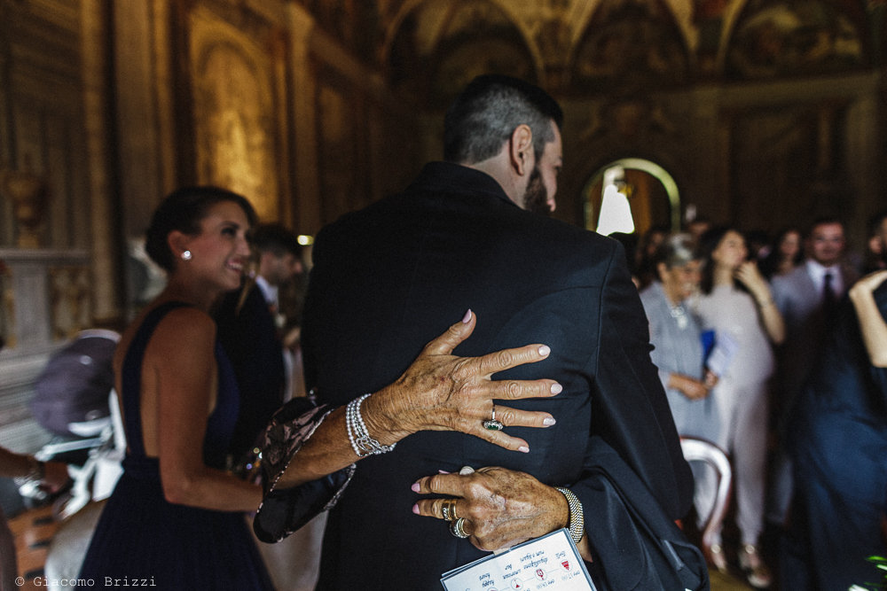 Un abbraccio allo sposo, matrimonio San Giuliano Terme, Pisa. Giacomo Brizzi Fotografo
