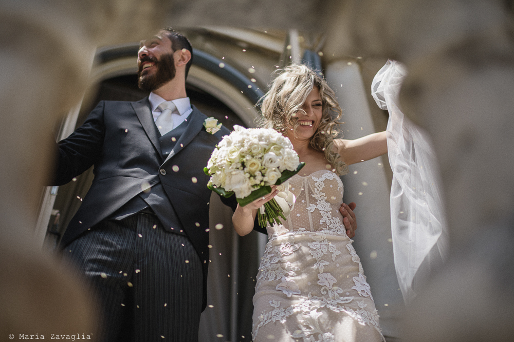 Gli sposi escono dalla cerimonia, matrimonio San Giuliano Terme, Pisa. Giacomo Brizzi Fotografo
