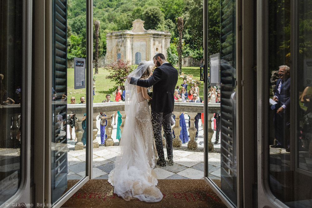 Gli sposi di spalle, affacciati sul balcone, matrimonio San Giuliano Terme, Pisa. Giacomo Brizzi Fotografo