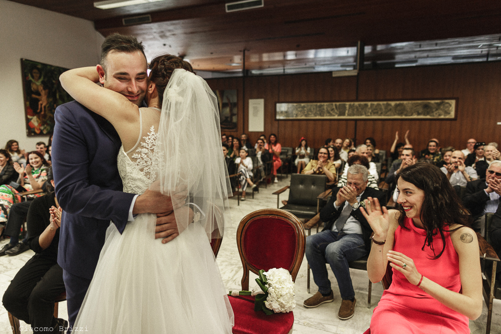 Un abbraccio tra gli sposi, matrimonio Massa Carrara Toscana