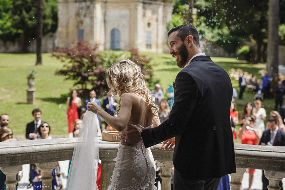 Gli sposi di spalle si spostano, matrimonio San Giuliano Terme, Pisa. Giacomo Brizzi Fotografo