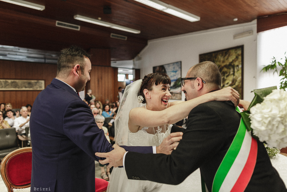 Un abbraccio tra sposa e pubblico ufficiale, matrimonio Massa Carrara Toscana