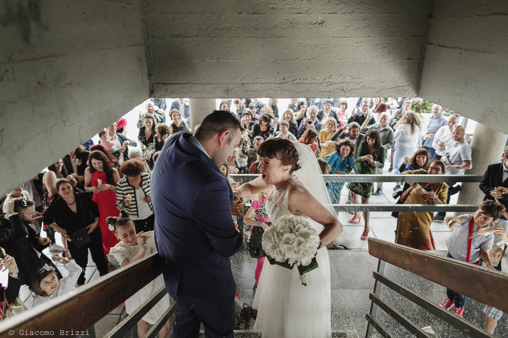 Gli sposi scendono le scale, matrimonio Massa Carrara Toscana