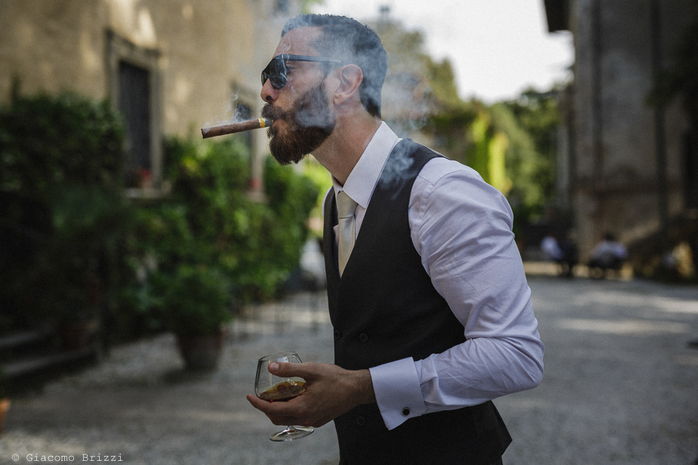 Uomo che fuma sigaro, matrimonio San Giuliano Terme, Pisa. Giacomo Brizzi Fotografo