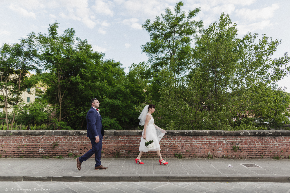 Gli sposi camminano, matrimonio Massa Carrara Toscana