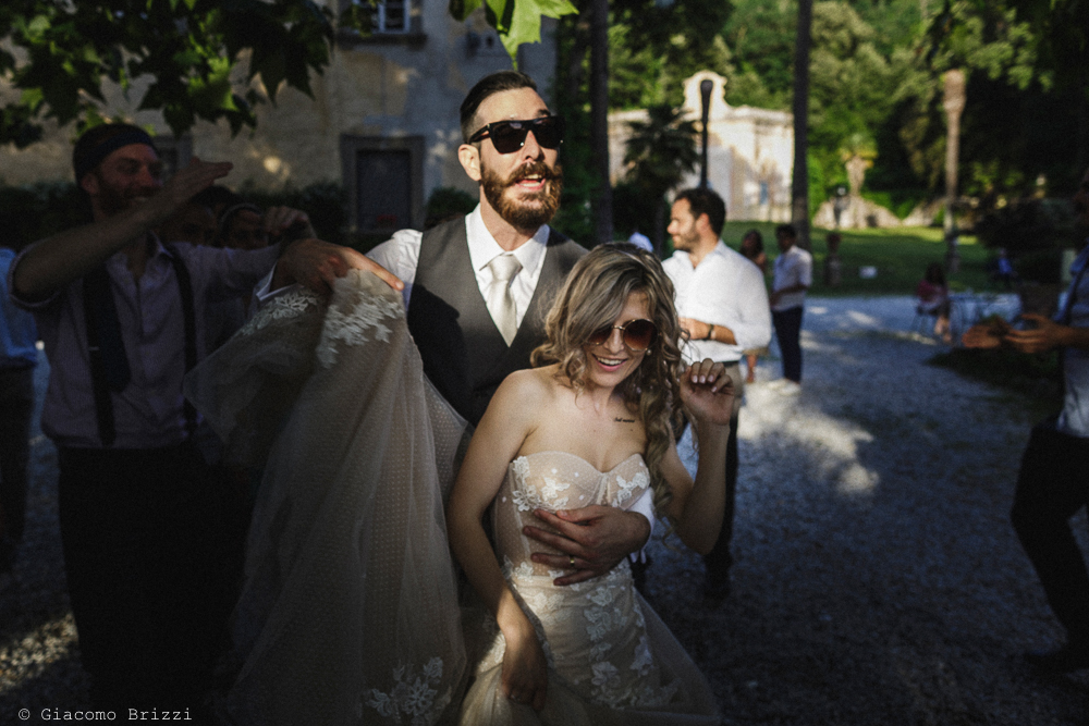 Gli sposi ballano abbracciati, matrimonio San Giuliano Terme, Pisa. Giacomo Brizzi Fotografo