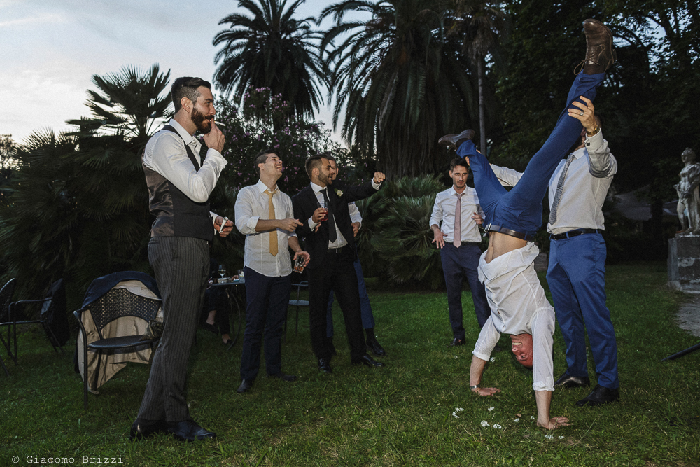 Acrobazie durante i festeggiamenti, matrimonio San Giuliano Terme, Pisa. Giacomo Brizzi Fotografo