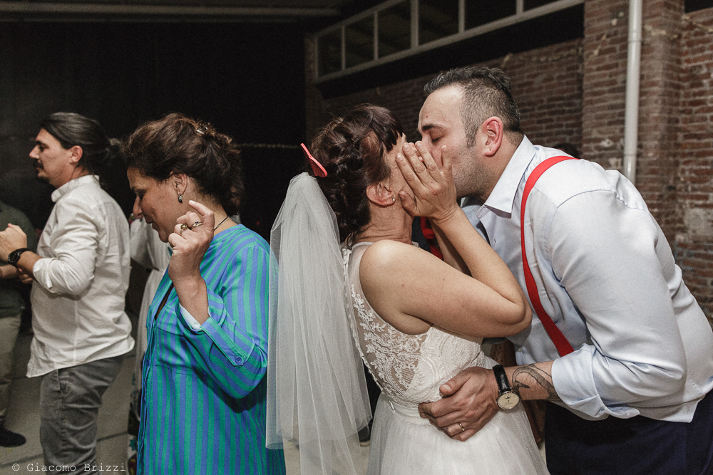 Un bacio tra gli sposi, matrimonio Massa Carrara Toscana