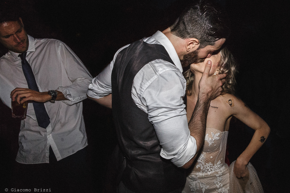 Gli sposi si baciano, matrimonio San Giuliano Terme, Pisa. Giacomo Brizzi Fotografo